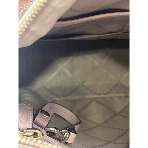 Michael‎ Kors Rose Gold Pink
Trim Metallic Signature
Monogram Rhea Zip backpack - Picture 11 of 16